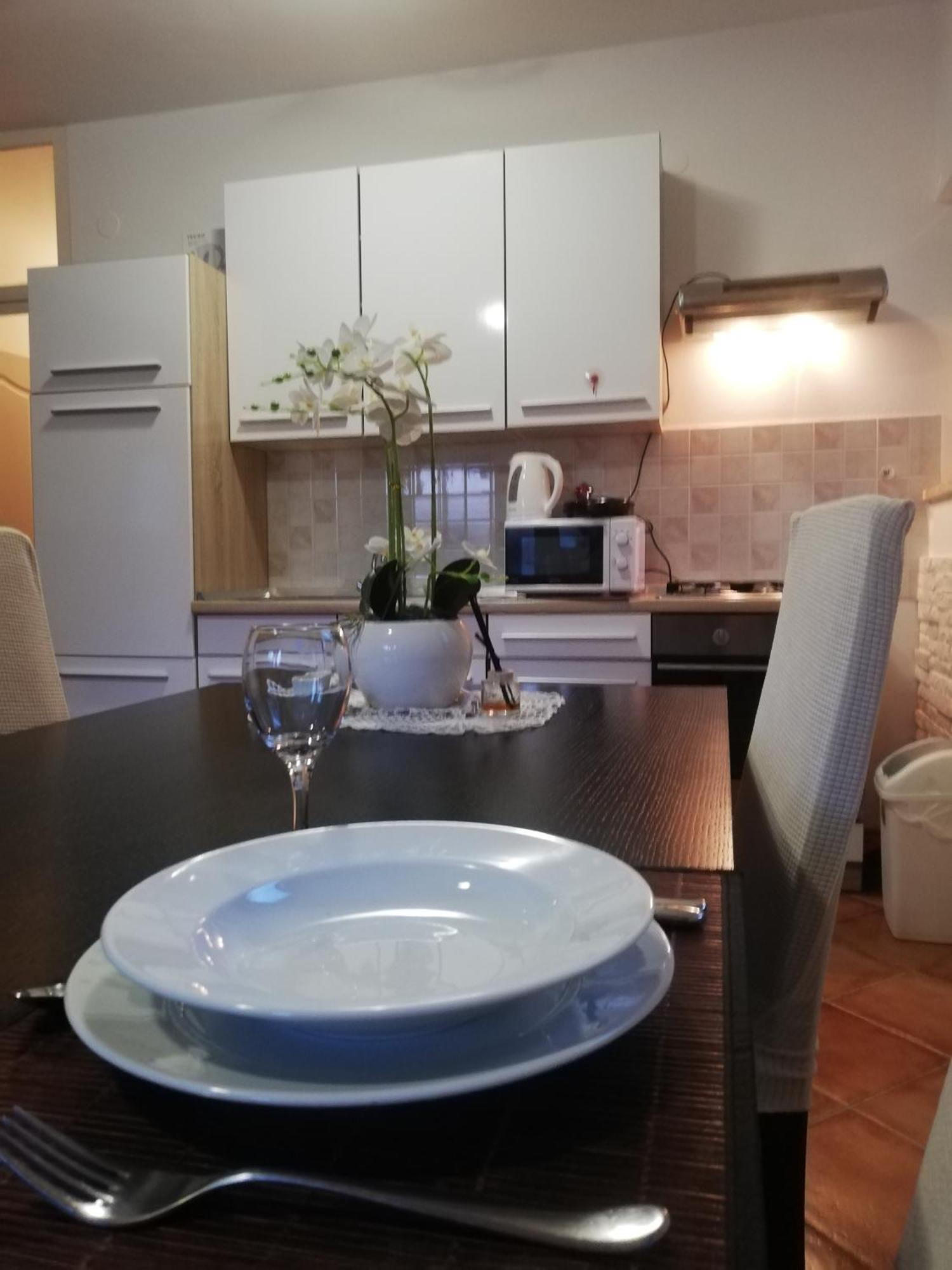 Apartments Poretti For 2,In Center Parking Free In The Yard,6 Min Beach Walk Rovinj Extérieur photo