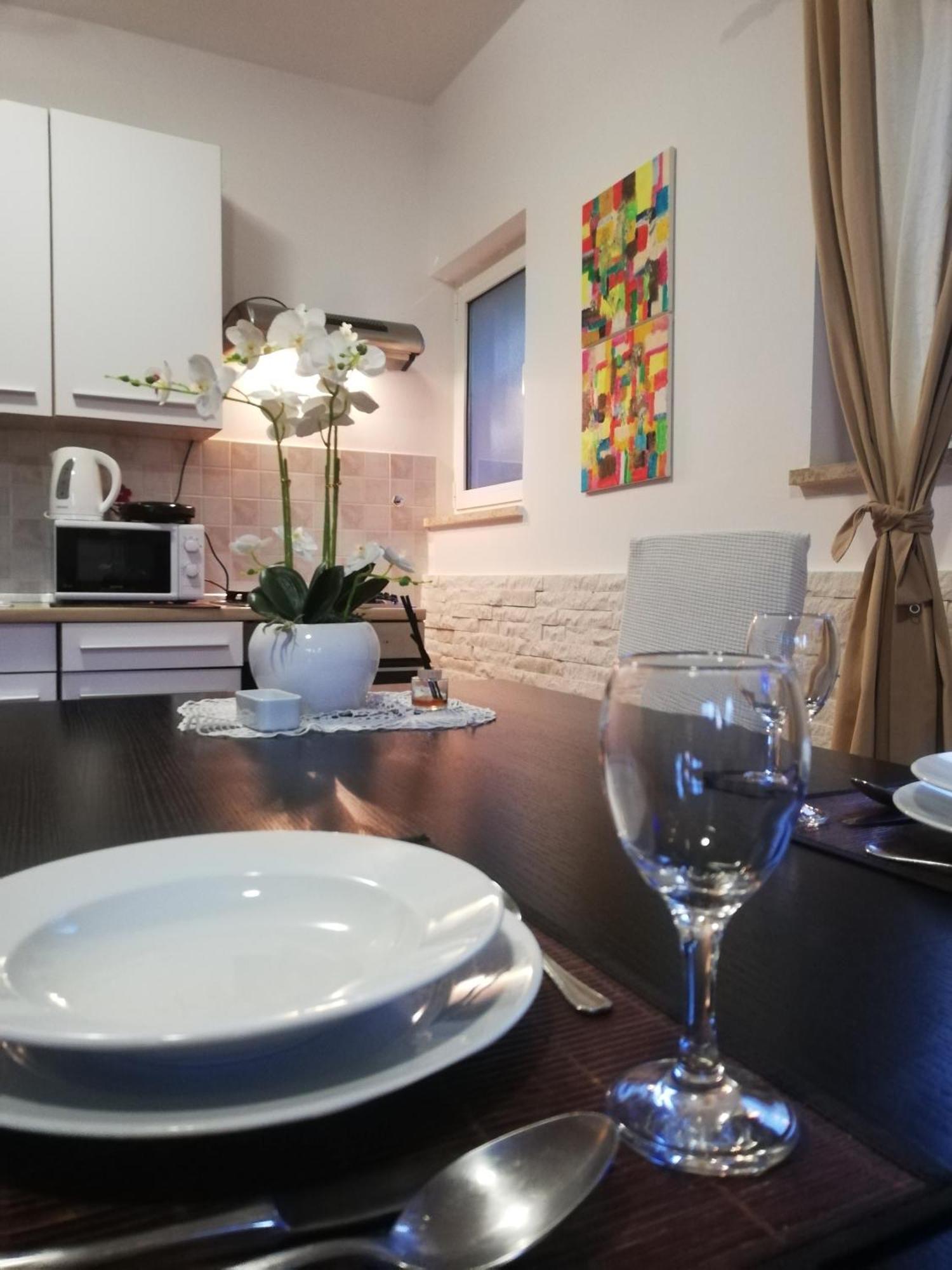 Apartments Poretti For 2,In Center Parking Free In The Yard,6 Min Beach Walk Rovinj Extérieur photo